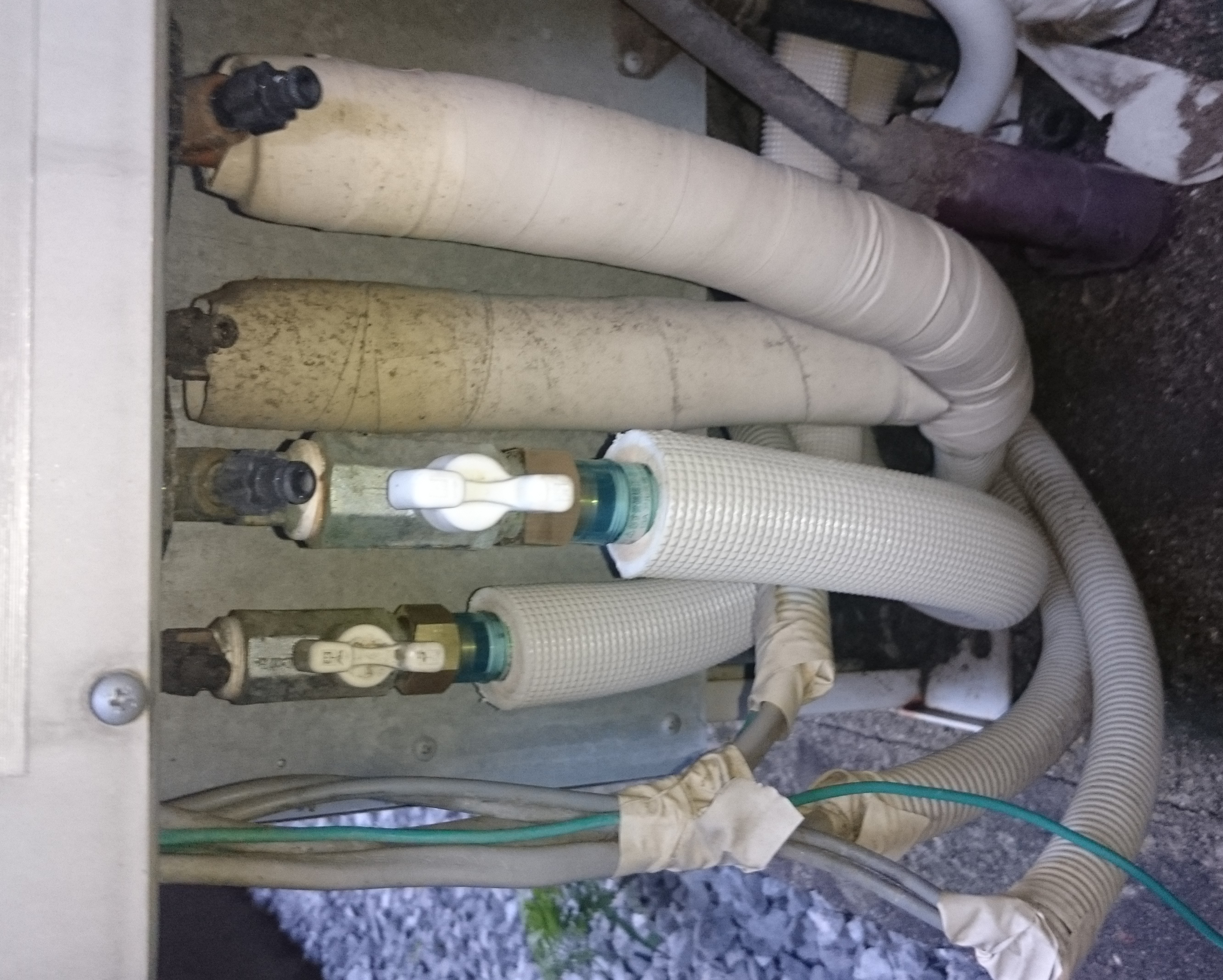 本体とヒートポンプ間の配管が破水している⁈