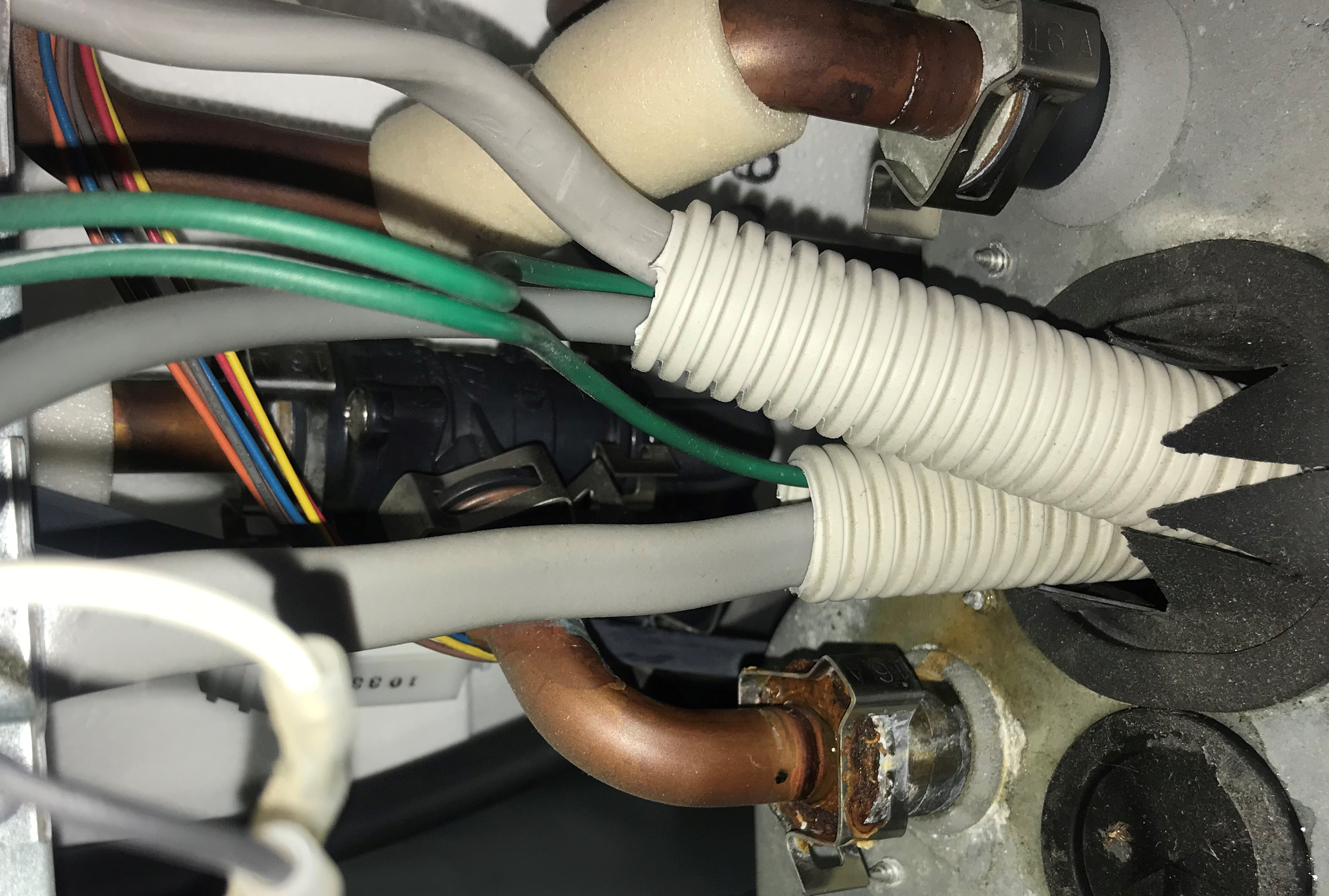ダイキン エコキュートEQ37GFCV から水漏れしている場合